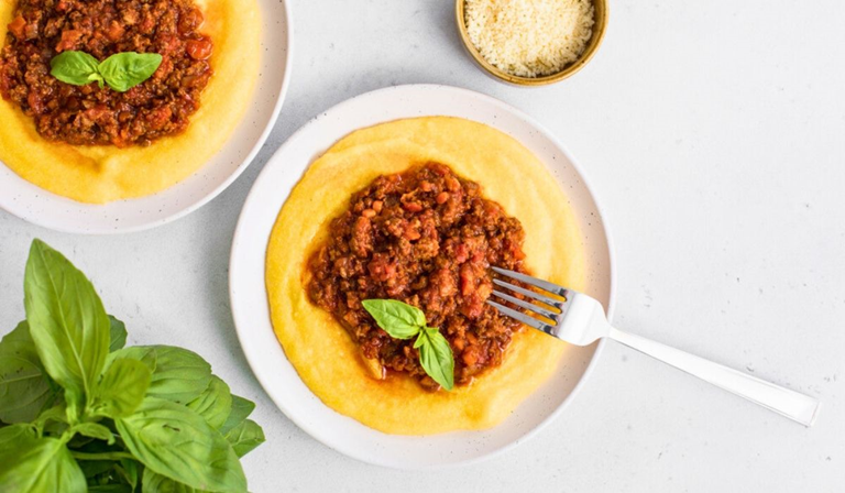Polenta Clásica Italiana con Salsa Ragú